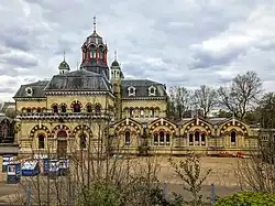 Abbey Mills Station A mit ehemaligem Kesselhaus, Blick vom Nördlichen Ableitungskanal in Richtung Süden
