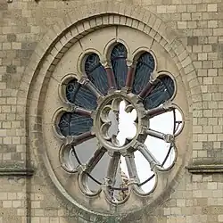 Teilweise ausgebautes Rosettenfenster der Orgelempore