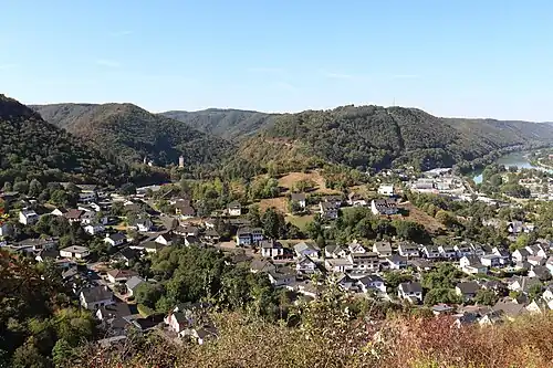 Treis an der Mosel mit Bergkamm Beurenkern hinter den Treiser Burgen Treis und Wildburg. Links der Auslauf des Treiser Schocks, rechts der Königsstuhl mit Plateau Allmesch Richtung Bruttig-Fankel.