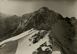 Abstürze des Rosskofel gegen den Prihatsattel vom Gipfel des Großen Malurch (OSO), rechts das Winkeltal (k.u.k. Kriegspressequartier – 1916)