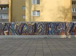 Wand mit Keramikplatten, "Abstrakte Gestaltung" in der städtischen Wohnhausanlage Thürnlhofstraße 20-24