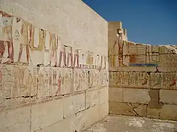 Umlaufender Fries mit Opferdarbringungen in der ersten Pfeilerhalle