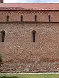 Das Kirchenschiff. Der mittlere Teil der Mauer mit den Fenstern ist noch ursprüngliche Bausubstanz. - Blick nach N.