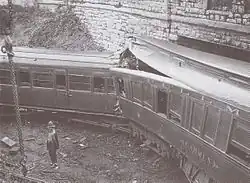 Unter der Brücke verkeilter Pullmanwagen Carmen und 2./3.-Klasse-Wagen Nr. 988