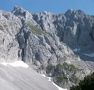 Ackerlspitze von Nordosten mit dem Nordsteig, rechts davon die Östliche und die Westliche Hochgrubachspitze