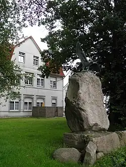 Gebäude der ehem. Ackerbauschule mit Kriegerdenkmal
