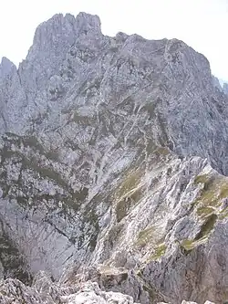 Ackerlspitze von Osten mit Verbindungsgrat zur Maukspitze, vorne links bis mittig der Aufstiegsweg vom Hochsessel, gesehen von der Maukspitze