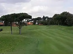 Das bewegte Fairway von Loch 9 erfordert einen langen und präzisen Abschlag.