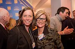 Das Foto zeigt zwei Frauen. Links Adena Friedman und rechts CEO von J.P.Morgan Asset Managment, Mary Callahan Erdoes