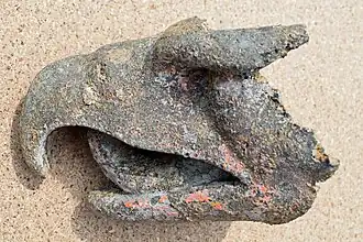 Bruchstück des Adlerkopfes, gefunden im Juli 2019