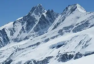 Nordansicht des Großglockners (Juni 2025): Adlersruhe, „Bahnhof“, Kleinglockner, Großglockner, Glocknerhorn, Teufelshorn, Untere Glocknerscharte und Glocknerwand (von links nach rechts), vorn Glocknerkees, Glocknerbiwak und Teufelskampkees (von links nach rechts)