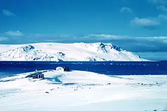 Blick von der Keller-Halbinsel über die Einfahrt von der Admiralty Bay zum Martel Inlet hinweg auf Wawel Hill (rechts) mit dem links davon liegenden Dragon&nbsp;Glacier