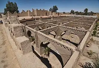 Rohbauten aus Lehmziegelbögen