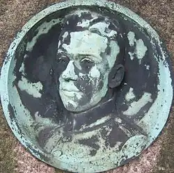 Porträtmedaillon am Grabmal Lange-Lorenz, Südfriedhof Leipzig, 1915