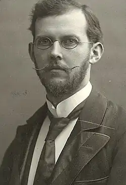 Adolf Wagner mit kleiner Rundbrille, Vollbart und in dunklem Anzug