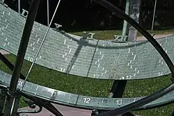 Oben: Hauptskala. Unten: drehbarer Weltzeitring, auf Frankfurt eingestellt (gleiche Stellung wie Hauptskala).