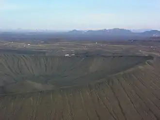 Blick vom Tuffring Hverfjall am Mývatn auf verschiedene weitere Vulkantypen: die Kraterreihe der Lúdentsborgir, einen Palagonitrücken und einen Tafelvulkan; in der Ferne links sieht man auf ein weiteres Vulkansystem: die Dyngjufjöll mit der Askja