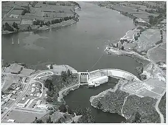 Luftaufnahme vom Staudamm, Kraftwerk und Lake Karapiro