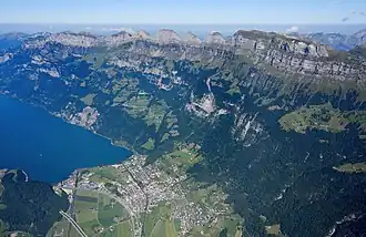 Churfirsten von Südosten gesehen: Tristencholben, Chäserrugg, Hinderrugg, Schibenstoll, Zuestoll, Brisi, Frümsel und Selun (von rechts nach links)