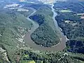 Luftbild der Saarschleife. Auf dem Bergrücken ist die Burg Montclair zu erkennen. Rechts unten ist der Baumwipfelpfad Saarschleife zu sehen