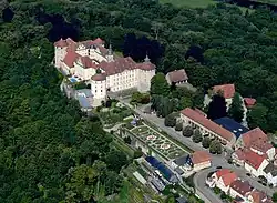 Luftansicht von Schloss und -garten