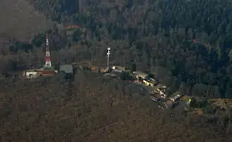 Luftaufnahme des Mosisbergs mit der ehemaligen Funkanlage