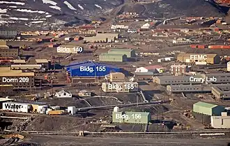 McMurdo-Station (2010) mit Kennzeichnung ausgewählter Gebäude
