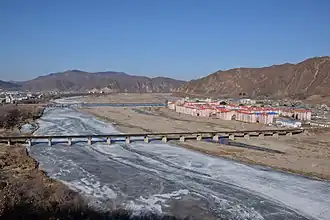 Blick auf Namyang mit der Eisenbahnbrücke (vorne) und der Straßenbrücke