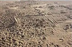 Luftbildaufnahme der zerstörten Ruinen durch viele Raubgrabungen