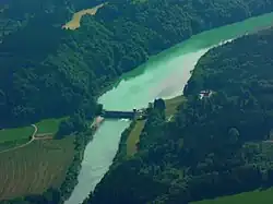 Blick aus der Luft auf Kraftwerk und Stausee