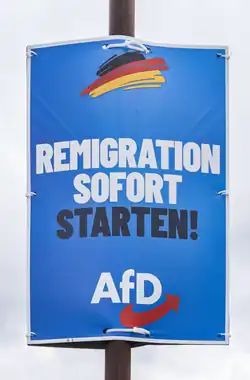AfD-Wahlplakat mit Text in Versalien: „Remigration sofort starten!“