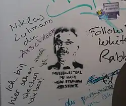 „Müller-Esterl, du hast mein Studium zerstört“ – Stencil in einem Aufzug des AfE-Turms, das Müller-Esterls Rolle als Universitätspräsident in Form einer Anspielung auf einen Songtitel von Tocotronic kritisiert. Foto von 2014.