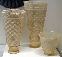 Glasbecher mit Facettenschliffdekor in Honigwabenform