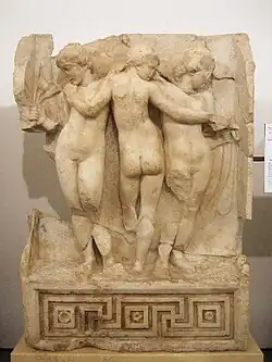 Die drei Grazien Relief am Aphrodite-Tempel in Aphrodisias, 1.&nbsp;Jh. v.&nbsp;Chr.