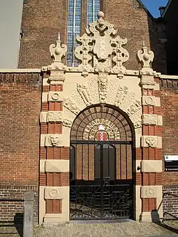 Das Tor zum einstigen Gymnasium Athenaeum Illustre Amsterdam
