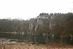 Senkrechte Felswand der Attendorn-Elsper Doppelmulde