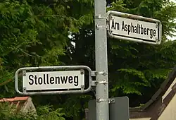 Straßennamen im Bereich der Asphalt-Gruben erinnern an den früheren Abbau