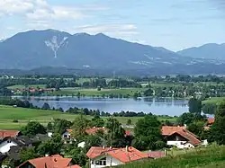 Blick auf Aidling und den Riegsee, im Hintergrund der Staffelsee
