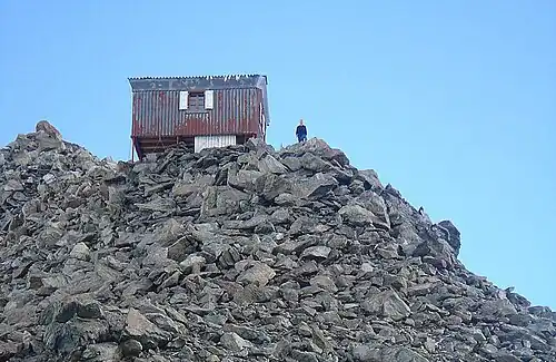 Ein Mensch neben dem Bivouac de l’Aiguillette à la Singla.