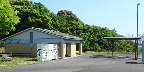 Unterstand, Sanitärgebäude und Automaten auf einem Rastplatz an der E&nbsp;97 in Japan