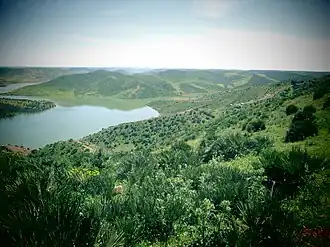 Landschaft mit Stausee bei Aïn el Aouda
