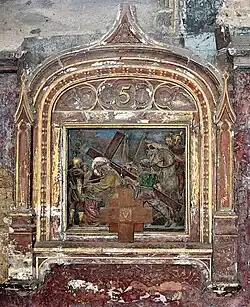 Station 5: Simon von Cyrene hilft Jesus, sein Kreuz zu tragen.