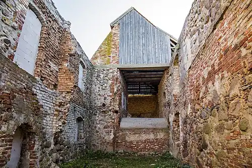 Seitlicher Blick in das überdachte Torhaus (2022)