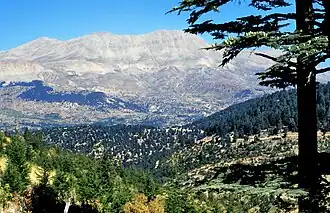 Das Kalkmassiv der Ak Dağlar mit dem 3016&nbsp;m hohen Uyluk Tepesi im Hinterland von Kalkan über dem Tal des Dere Çayı ist eine der einprägsamsten Landmarken der westlichen Kurve von Isparta.