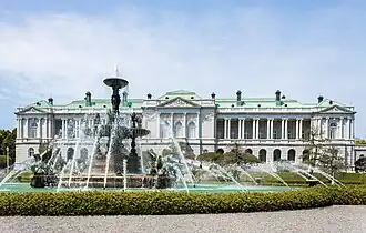 Das Hauptgebäude und der Brunnen