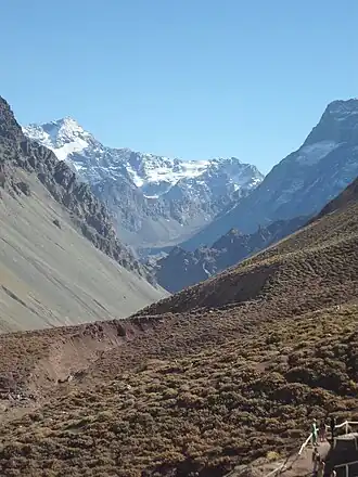 Typische Hochgebirgslandschaft. Hier beim Thermalbad Baños Colina auf 2530&nbsp;m.