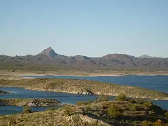 Alamo Lake und Artillery Peak