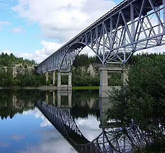 Die Brücke, die den Teslin südlich von Johnsons Crossing überquert