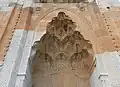 Portal mit Muqarnas und Löwenrelief