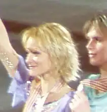 Albena Denkowa mit Maxim Stawiski im Hintergrund bei der Siegerehrung zur Weltmeisterschaft 2004 in Dortmund